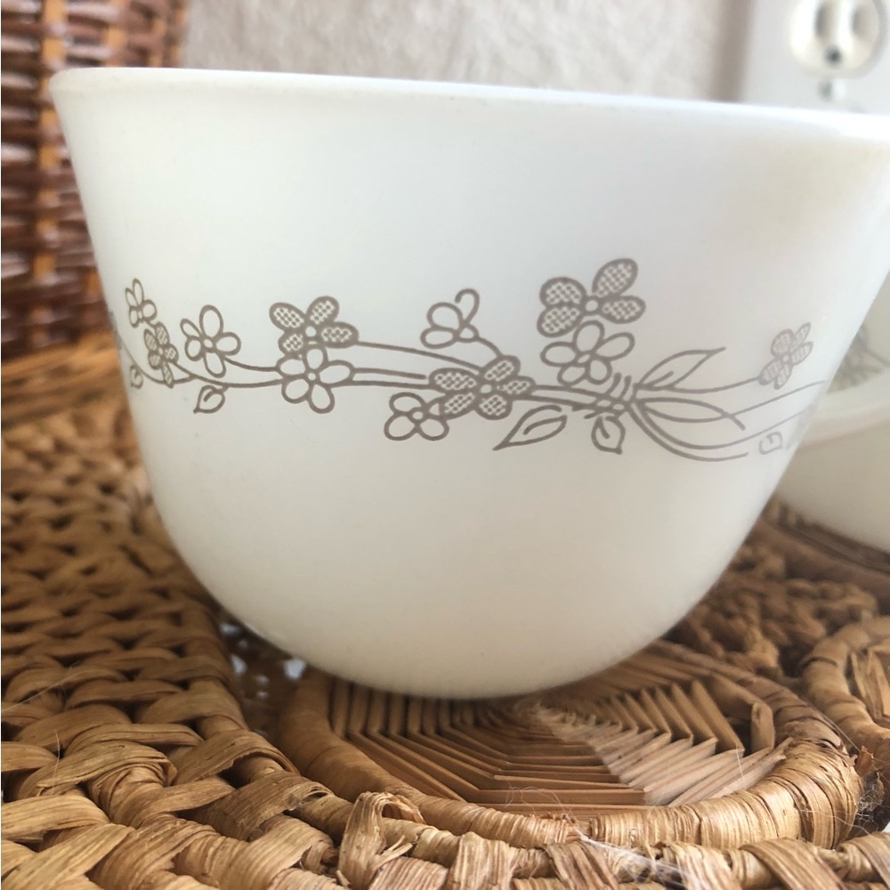 Pyrex Ribbon Bouquet Coffee Mugs/Cups Set of 2 Gray and White Flowers - Picture 8 of 8